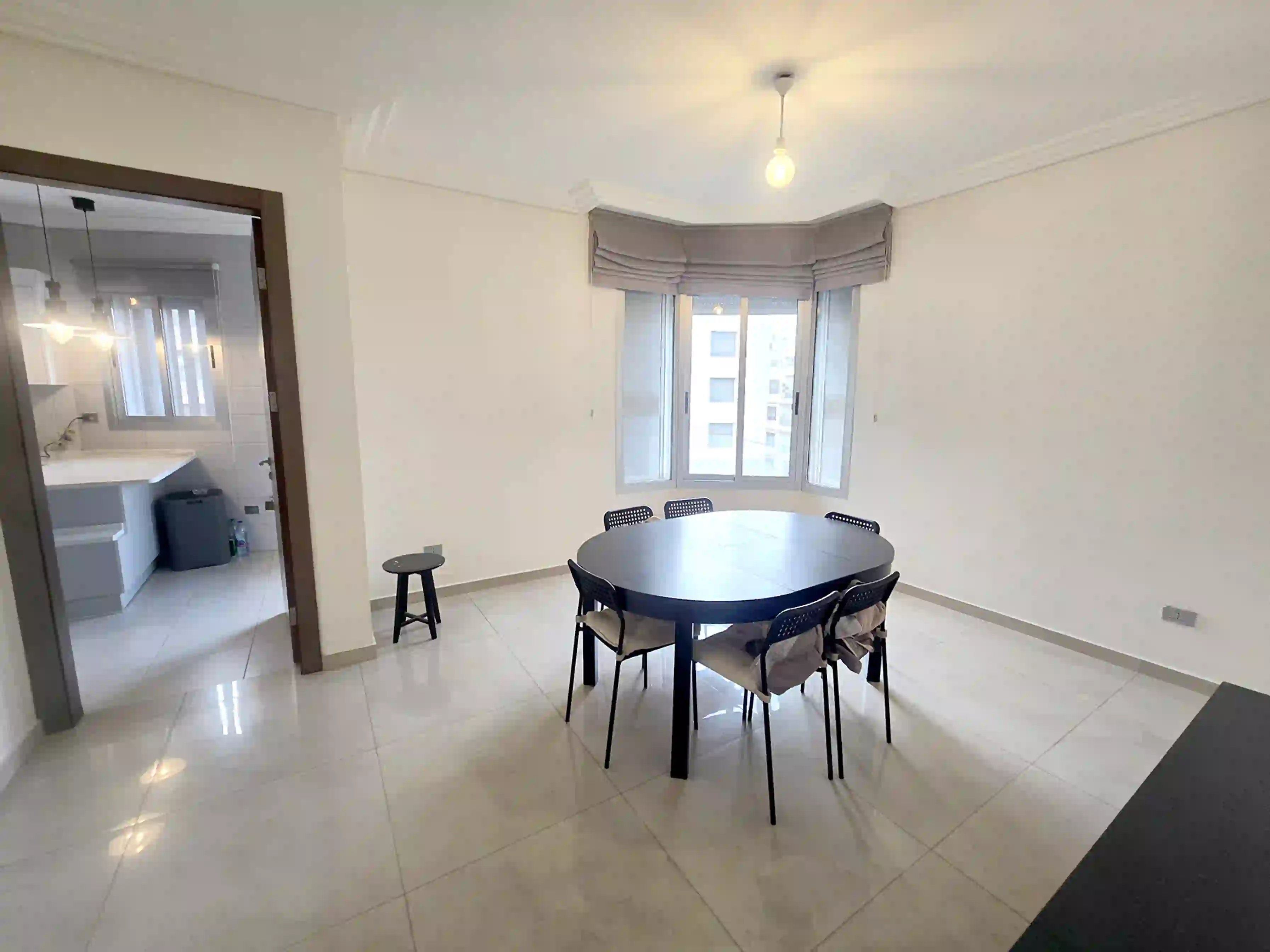 For rent Deir Ghbar Apartment - Image 4