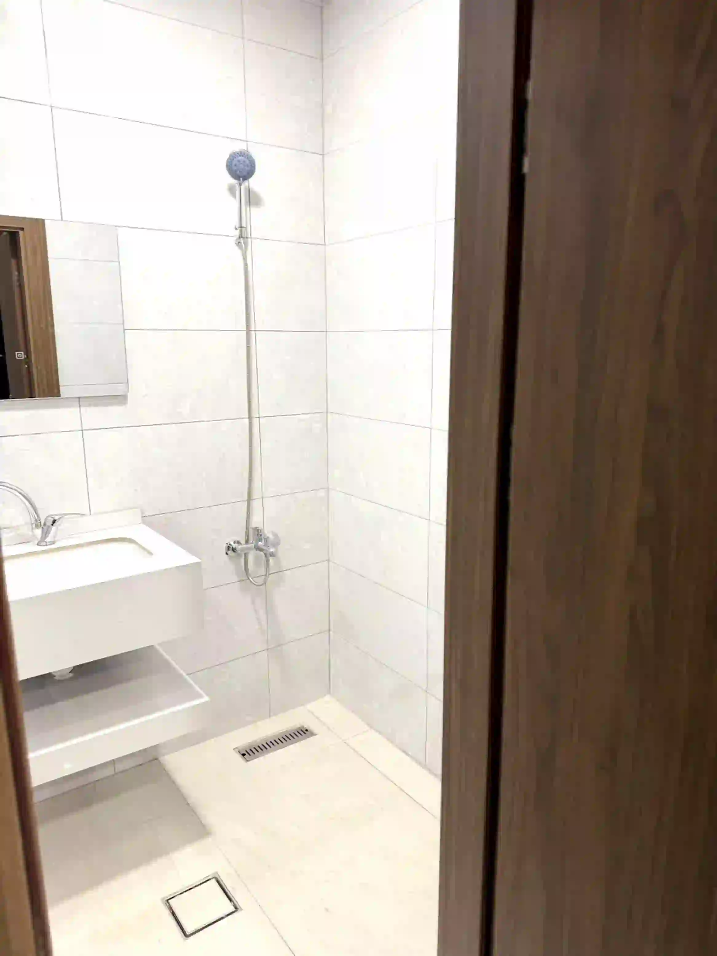 Furnished modern 4-bedroom apartment for annual rent in Jabal Al-Luweibdeh