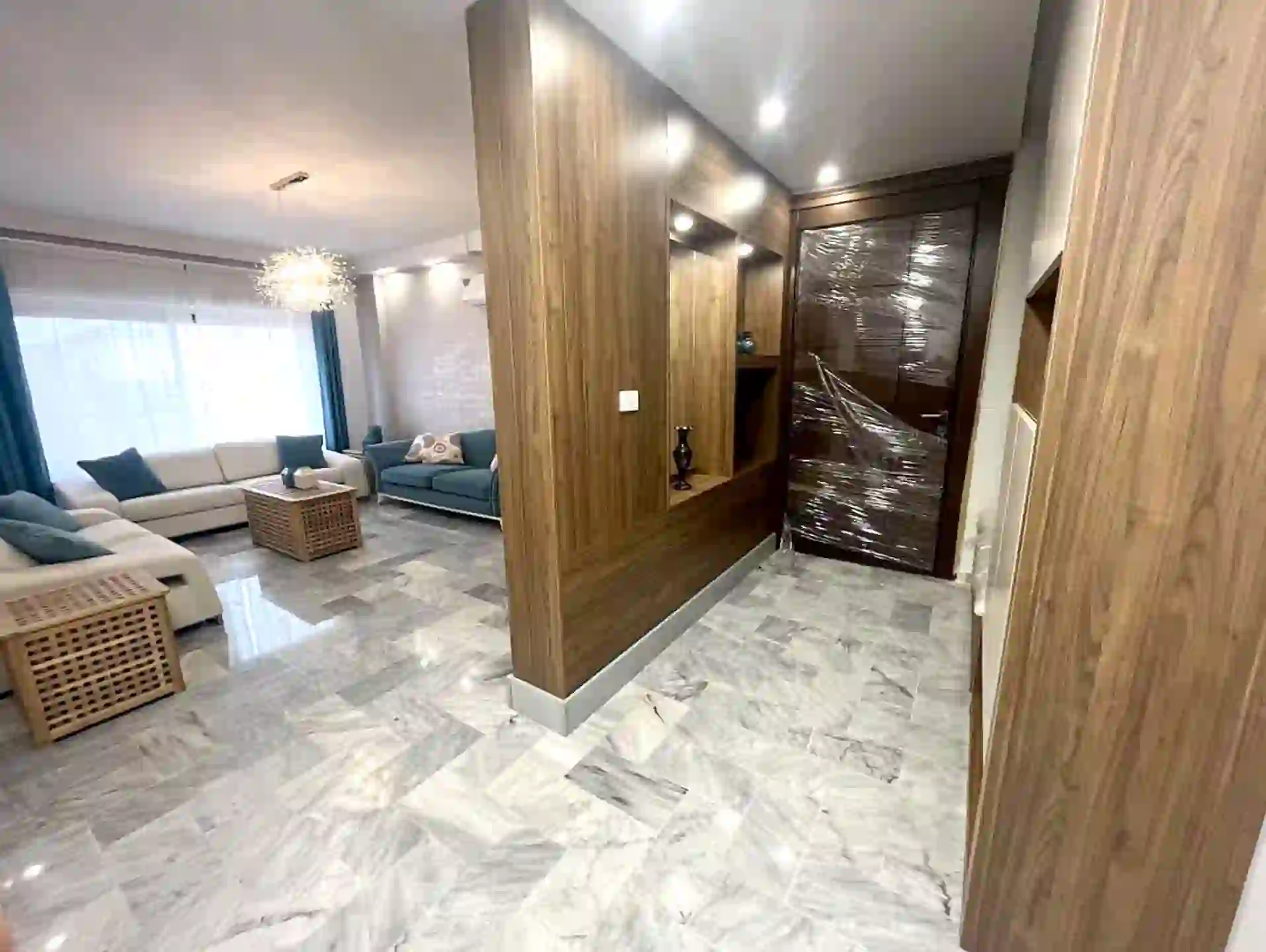 Furnished modern 4-bedroom apartment for annual rent in Jabal Al-Luweibdeh