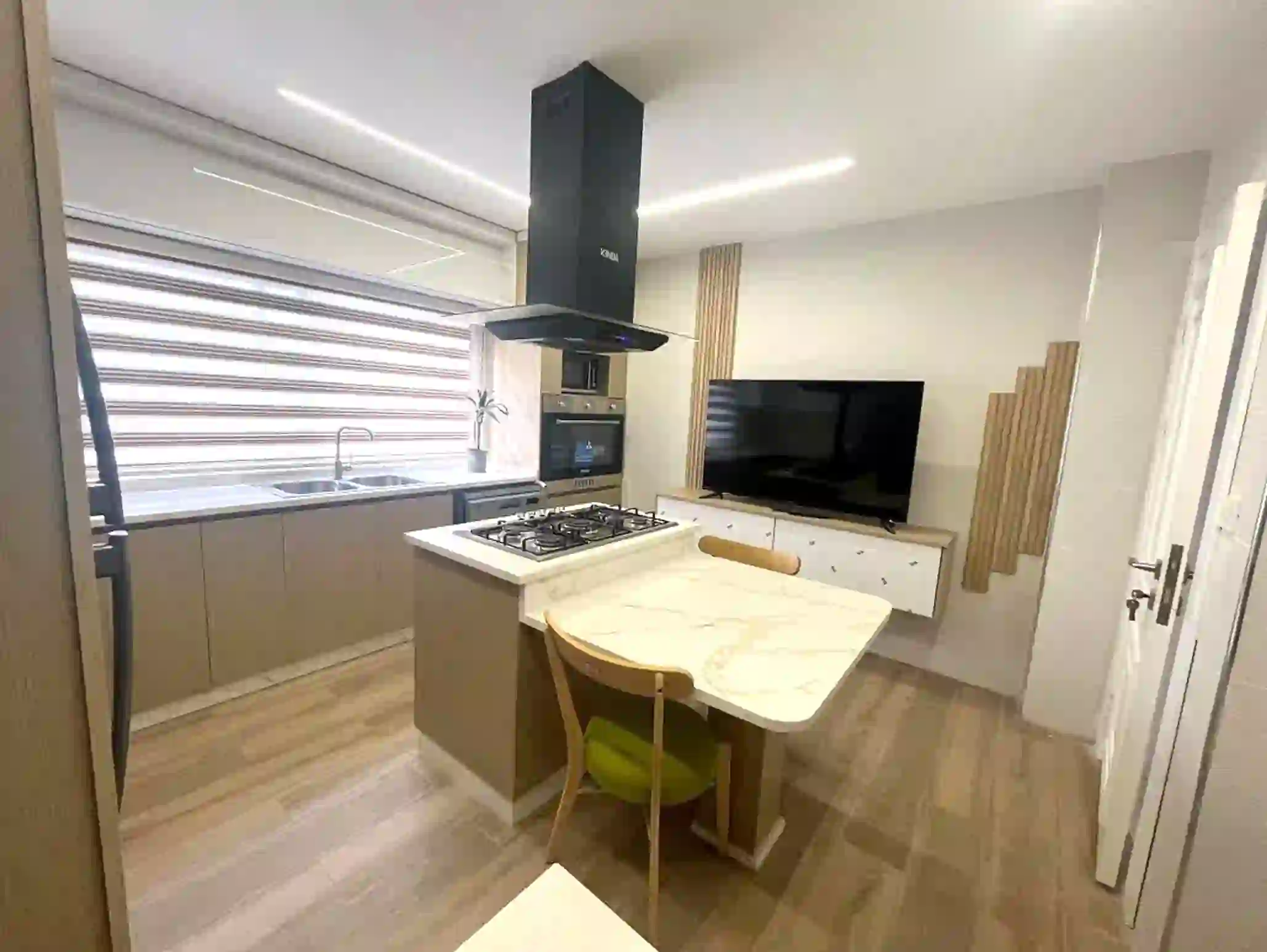 Furnished modern 4-bedroom apartment for annual rent in Jabal Al-Luweibdeh