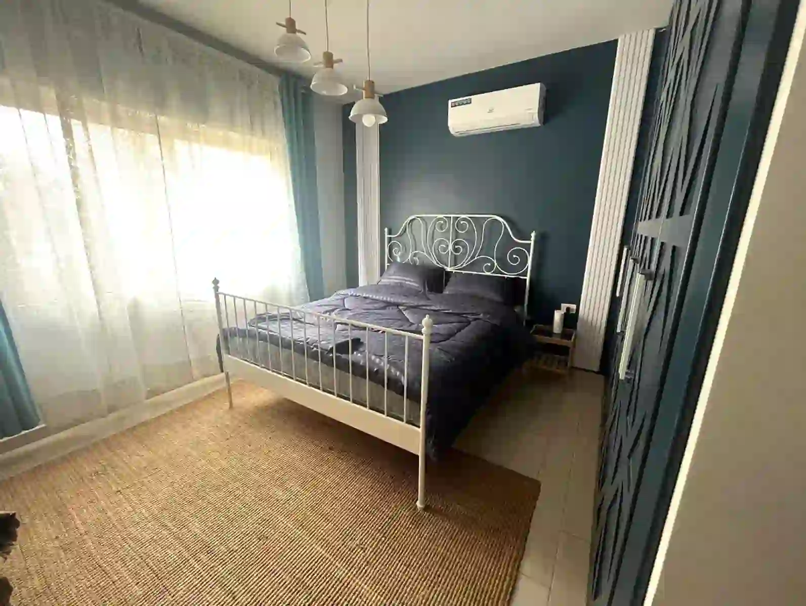 Furnished modern 4-bedroom apartment for annual rent in Jabal Al-Luweibdeh