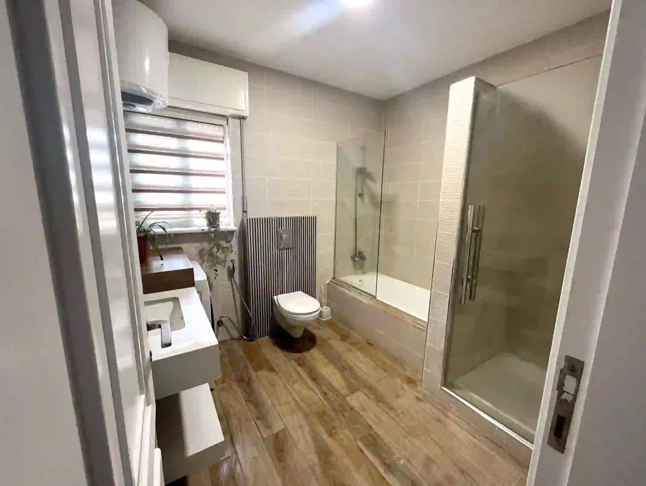 Furnished modern 4-bedroom apartment for annual rent in Jabal Al-Luweibdeh