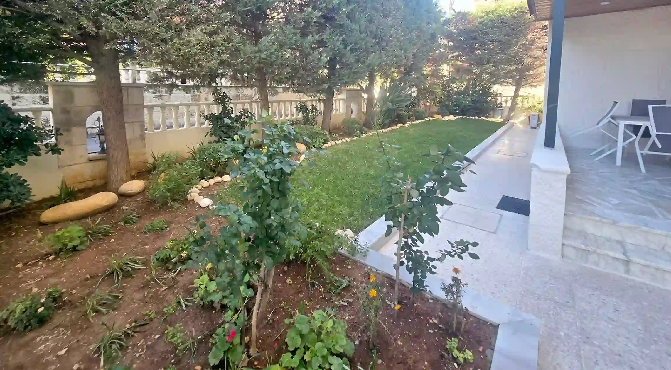 Al Rabieh Luxury Furnished Ground Floor 3-Bedroom 210sqm Apartment with 200sqm Garden & Private Garage for Annual Rent 15,000 JD 2